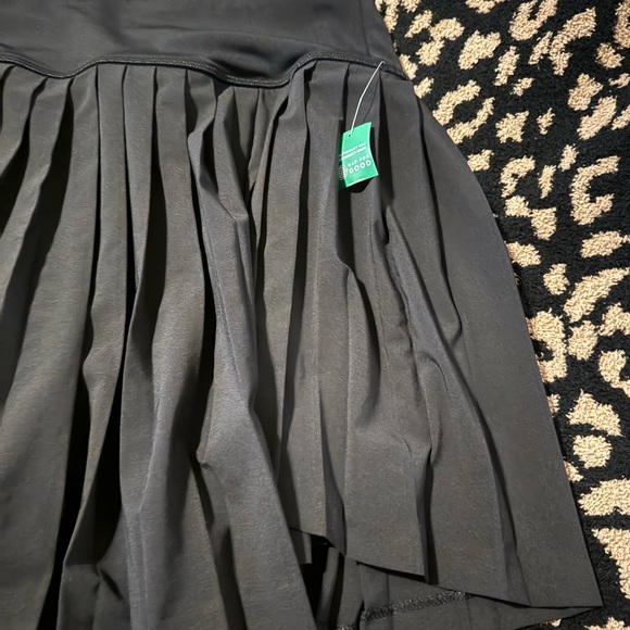 GapFit Pleated Exercise Skort - Picture 2 of 6